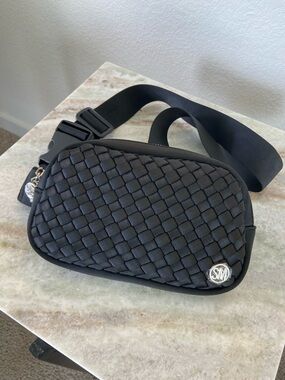 steve madden black woven front belt pouch small bag black